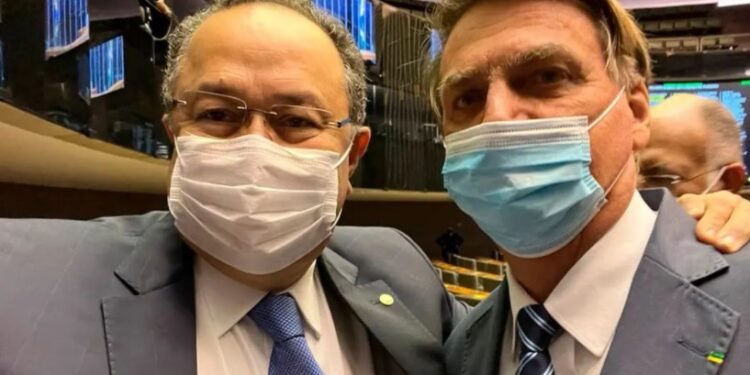 Campeão de gastos, Silas Câmara posta foto com Bolsonaro: ‘juntos pelo Brasil’