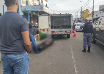 Homem é encontrado morto com facada no peito em avenida da Compensa
