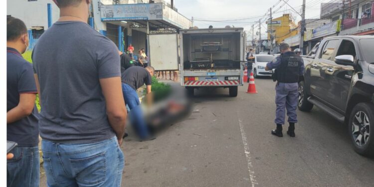 Homem é encontrado morto com facada no peito em avenida da Compensa