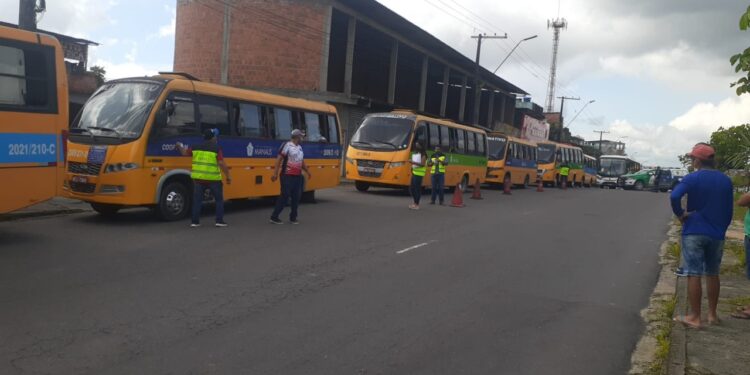 Ônibus clandestinos do transporte especial e ‘Amarelinhos’ irregulares são retirados de circulação pela Prefeitura de Manaus