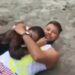 VÍDEO: Desconfiada de estar levando ‘galhada’ mulher segue marido e flagra o amado com amante em praia