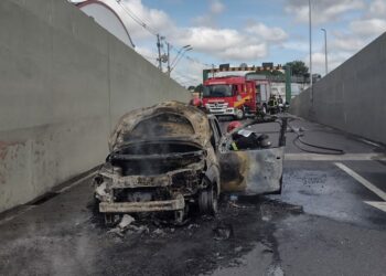 Carro movido a gás pega fogo em viaduto do São Jorge