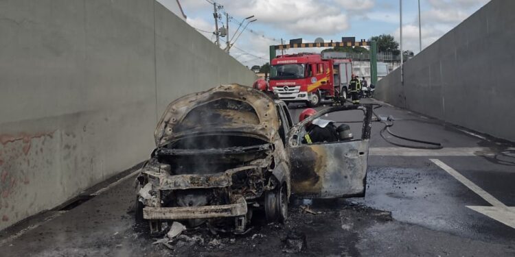 Carro movido a gás pega fogo em viaduto do São Jorge