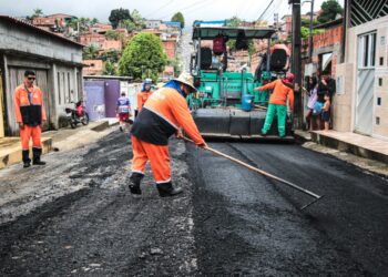 Prefeitura de Manaus faz recapeamento asfáltico no bairro Cidade de Deus