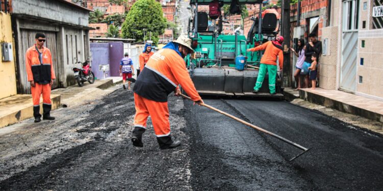 Prefeitura de Manaus faz recapeamento asfáltico no bairro Cidade de Deus