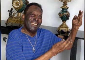 Rei do Futebol é internado para continuar o tratamento contra o câncer