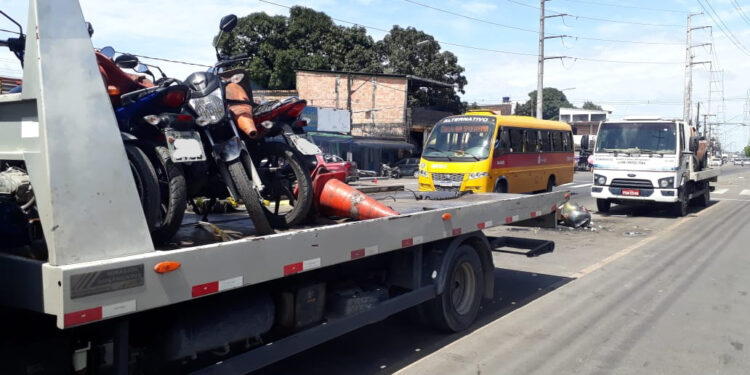 Dez veículos de transportes de passageiros irregulares são retirados das ruas de Manaus pelo IMMU