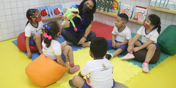 Creche da Prefeitura de Manaus recebe selo nacional por desenvolver projetos educacionais