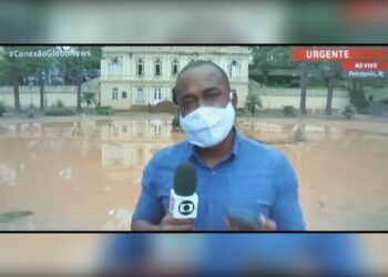 Jornalista fica devastado ao acompanhar resgate de corpo em Petrópolis: “Dói, atinge o coração da gente”