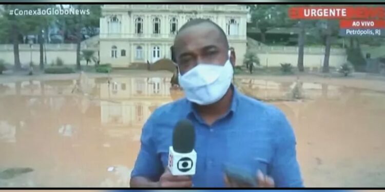Jornalista fica devastado ao acompanhar resgate de corpo em Petrópolis: “Dói, atinge o coração da gente”