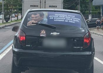Adesivo em carro lembra população sobre participação de Eduardo Braga no aumento do valor das contas de energia