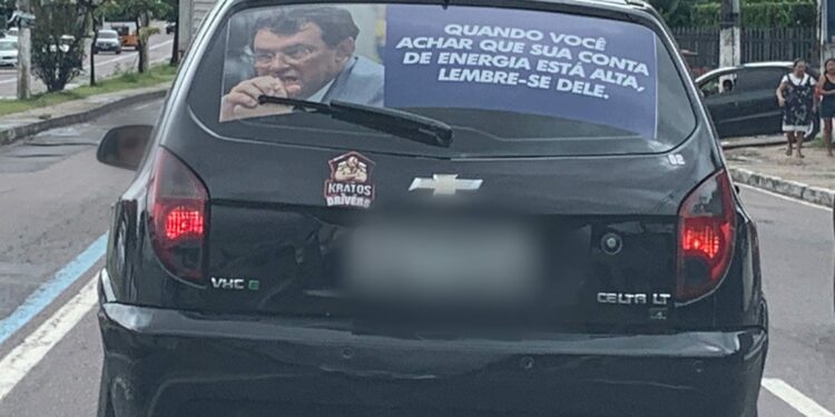 Adesivo em carro lembra população sobre participação de Eduardo Braga no aumento do valor das contas de energia