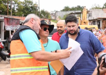 Hissa Abrahão acompanha David Almeida em fiscalizações de obras