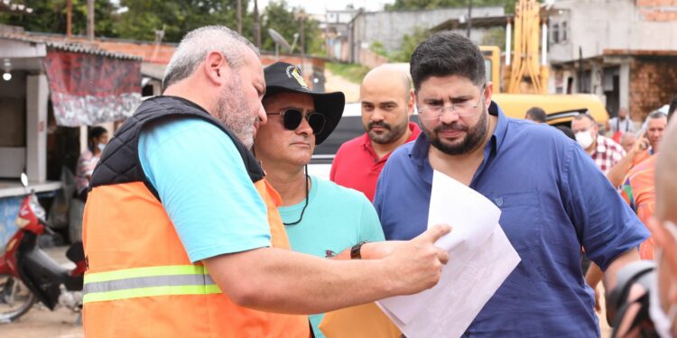 Hissa Abrahão acompanha David Almeida em fiscalizações de obras