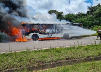 Ônibus que faz transporte de passageiros Manaus/ Iranduba pega fogo na rodovia Manoel Urbano