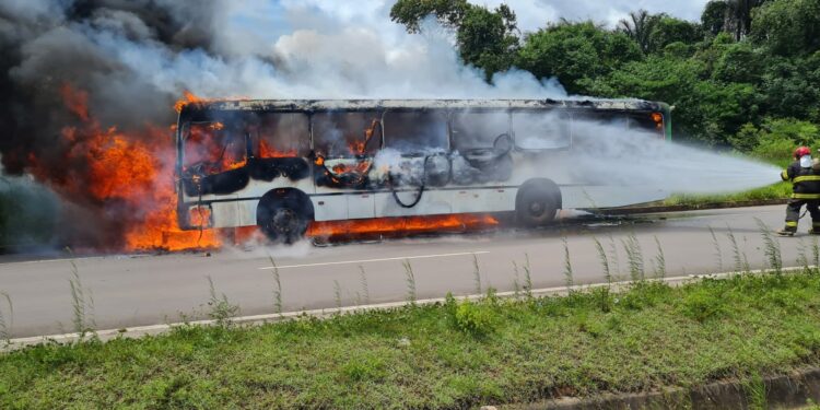Ônibus que faz transporte de passageiros Manaus/ Iranduba pega fogo na rodovia Manoel Urbano