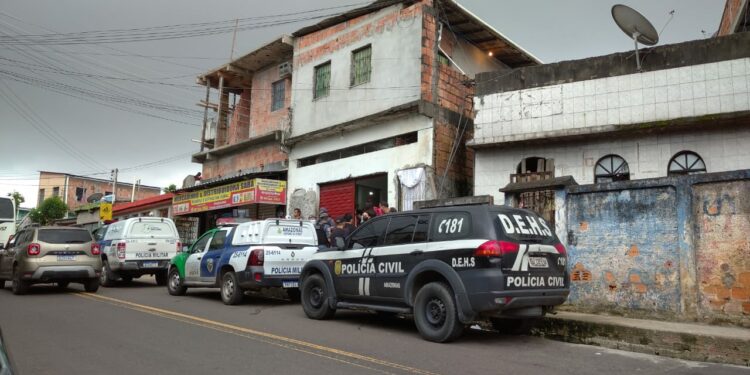 Na Compensa, jovem é executado a tiros enquanto saía de casa para trabalhar