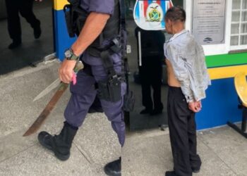 Idoso tenta matar sargento da PM a terçadadas em Manaus