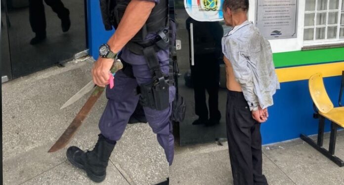 Idoso tenta matar sargento da PM a terçadadas em Manaus