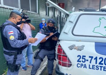 Procurando por chifre em cabeça de boi, homem esfaqueia esposa em Manaus