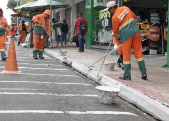 Prefeitura realiza limpeza e conscientização ambiental na área central de Manaus