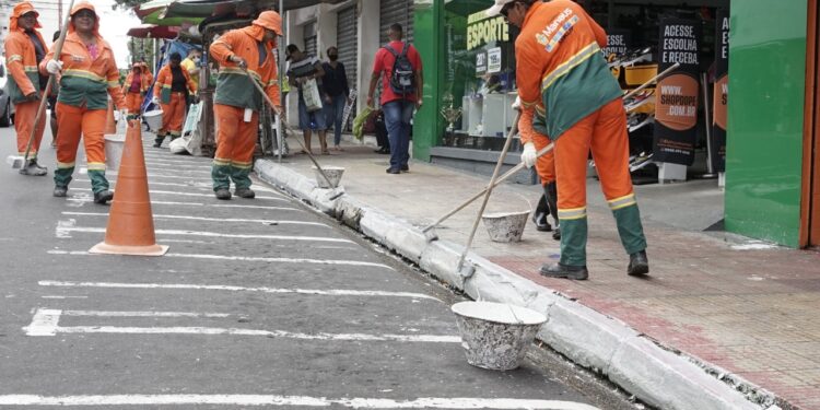 Prefeitura realiza limpeza e conscientização ambiental na área central de Manaus