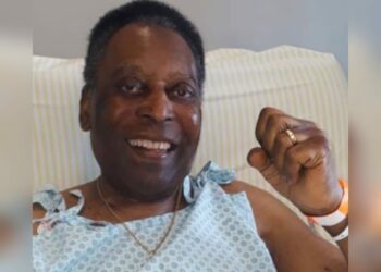 Após 15 dias de internação por conta do tratamento contra o câncer, Pelé recebe alta médica