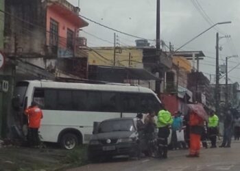 Motorista de micro-ônibus perde controle e invade casa, no Educandos