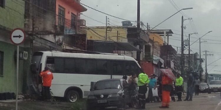 Motorista de micro-ônibus perde controle e invade casa, no Educandos