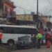 Motorista de micro-ônibus perde controle e invade casa, no Educandos