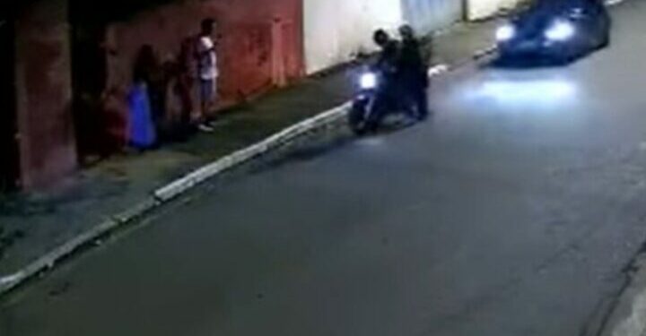 VÍDEO: Tio vê sobrinhos sendo roubados em frente de casa e atropela assaltantes