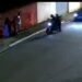 VÍDEO: Tio vê sobrinhos sendo roubados em frente de casa e atropela assaltantes