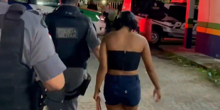Adolescente se entrega à polícia e confessa ter participado do assassinato de amiga