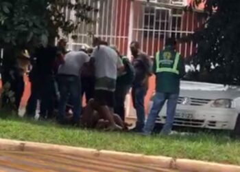 Homem é flagrado correndo nu atrás de adolescente, em frente a uma igreja
