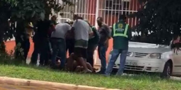 Homem é flagrado correndo nu atrás de adolescente, em frente a uma igreja