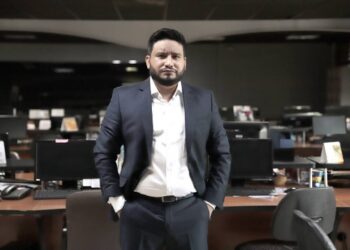 Nude, briga de rua, sumiço: treta com Ronaldo Tiradentes é mais um escândalo na vida de Alex Braga