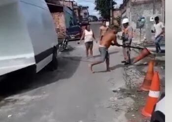 Vídeo: Homem surta com funcionários da Amazonas Energia e quebra tudo na paulada em Manaus