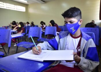 417 mil alunos voltam às aulas na rede estadual nesta segunda no Amazonas