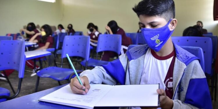 417 mil alunos voltam às aulas na rede estadual nesta segunda no Amazonas