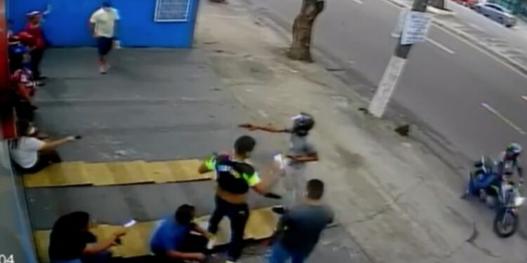 Bandidos fazem arrastão e apontam arma para pacientes em frente à clínica no Centro de Manaus
