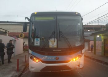 Assaltantes são atropelados durante fuga e um deles morre na hora