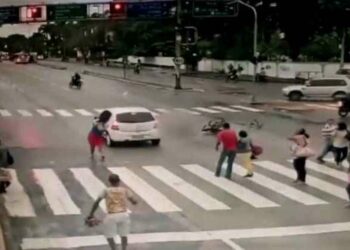 Cadeirante é atropelado ao atravessar avenida e tem mão amputada