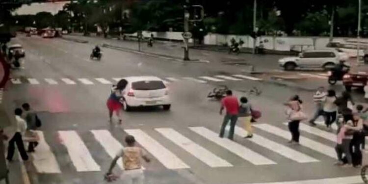 Cadeirante é atropelado ao atravessar avenida e tem mão amputada