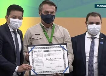 Deputados que deram título de cidadão amazonense a Bolsonaro criticam decreto que ‘acaba’ com a ZFM