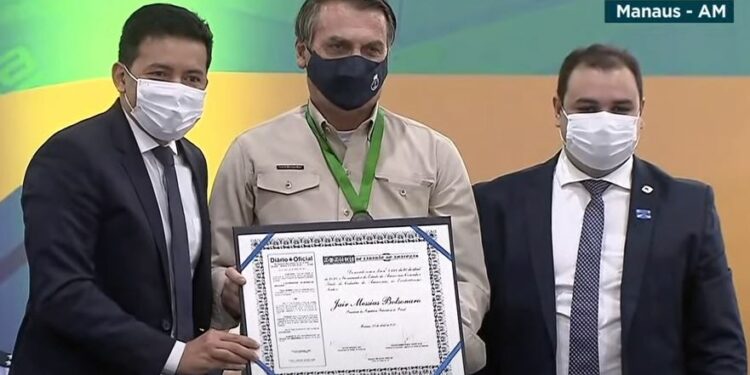 Deputados que deram título de cidadão amazonense a Bolsonaro criticam decreto que ‘acaba’ com a ZFM
