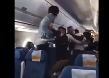 Vídeo: pancadaria em voo deixa comissário ferido e passageiros em pânico nas alturas