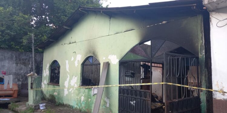 Casa pega fogo no Adrianópolis e principal suspeita é que trata-se de incêndio criminoso