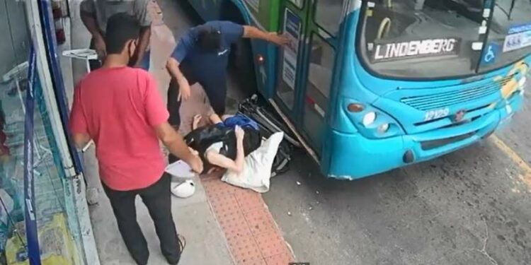 VÍDEO: Cadeirante é atropelada e arrastada por ônibus coletivo