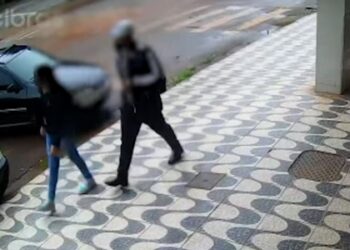Câmeras flagram adolescente sendo abordada por estuprador a caminho da escola
