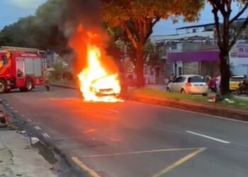 Veículo fica totalmente destruído após incêndio, em Manaus